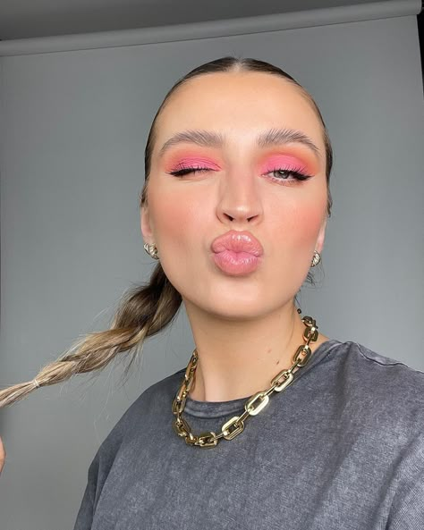 Allana Davison Outfits, Pop Of Color Makeup Looks, Color Makeup Looks, 2023 Makeup Looks, Trendy Makeup Looks, Allana Davison, Spring Makeup Looks, Soft Summer Makeup, Makeup 2023