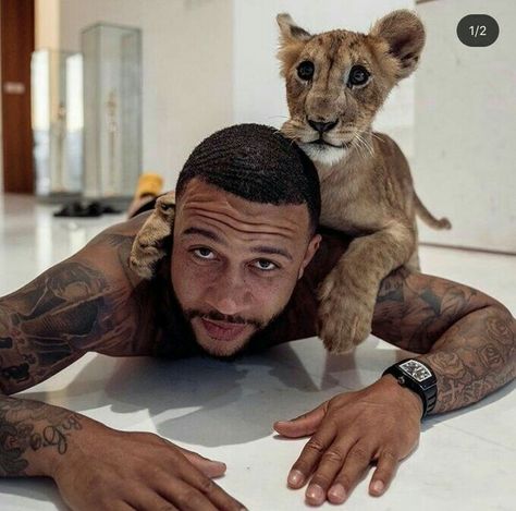 Memphis Depay Tattoo, Depay Memphis, Soccer Clothing And Equipment, Arsenal Wallpapers, Memphis Depay, Men's Soccer Teams, Soccer Outfit, Soccer Workouts, European Soccer