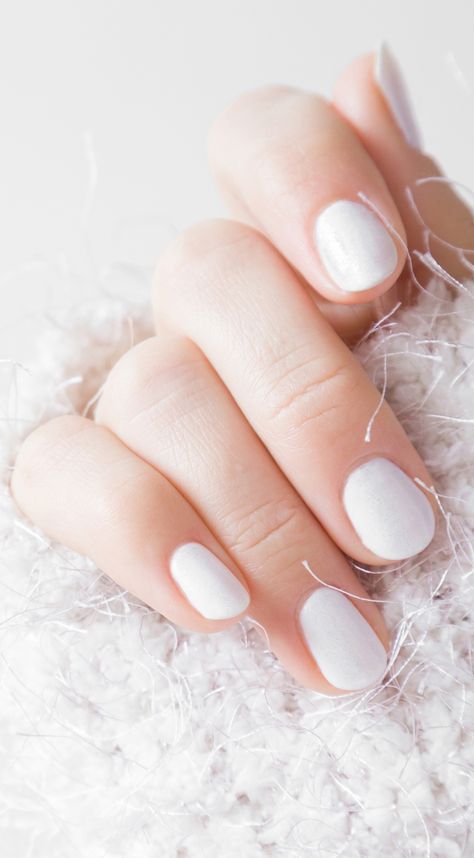 Afficher de beaux ongles sans nuire à sa santé ni à l’environnement ? C’est possible en privilégiant les vernis green aux formules free, à la place des laques traditionnelles aux substances controversées. Se valent-ils tous ? Les avis de Pierre Schneider, dermatologue et d’Ella, maman d’Augustin, 2 ans. Nail Shapes Squoval, Daisy Nail Art, Nagellack Trends, Gel Nails At Home, Ombre Nails Glitter, Glamour Nails, Nail Services, White Nail Polish, White Nail Designs