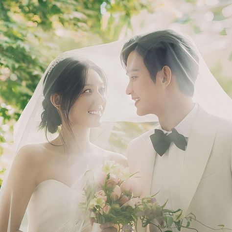 Hyun Kim, Korean Wedding, Kim Ji Won, Korean Couple, Korean Drama Best, Kim Soo Hyun, K Drama, Pre Wedding Photoshoot, Wedding Poses