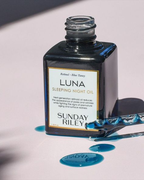 New to the world of retinol? Luna is a great first step. Gentle but effective, trans-retinol helps promote skin elasticity and works to exfoliate the skin overnight so you wake up with clearer, smoother skin! #sundayriley #sundayrileyskincare #Luna #LunaSleepingNightOil #LunaOil #LunaFaceOil #Retinol #RetinolOil #RetinolFAceOil #gentleretinol #retinolforbeginners #transretinol Retinol Oil, Sleeping Night, Blue Tansy, Sunday Riley, Make Me Up, Smoother Skin, Face Oil, Skin Elasticity, Retinol