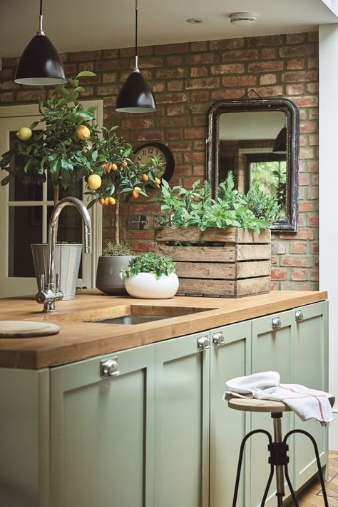 Decor Western, A Brick Wall, Farmhouse Kitchen Tables, Farmhouse Kitchen Design, Rustic Farmhouse Kitchen, Green Cabinets, Interior Modern, Modern Farmhouse Kitchens, Green Kitchen