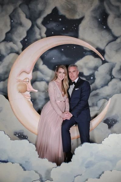 Paper Moon Photo Booth Vintage, Vintage Moon Photo Booth, Vintage Moon Backdrop, Aesthetic Wedding Photo Booth, Moon And Stars Photo Backdrop, Vintage Moon Wedding, Wedding Moon Photobooth, Moon Photo Backdrop, Giant Moon Prop