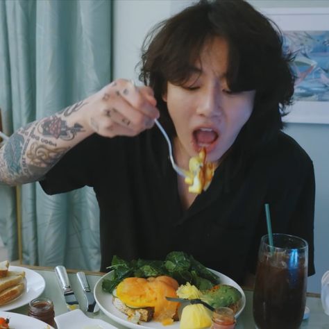 eat well baby EAT MEAT Jungkook Eating, Taehyung Funny, Love Me Forever, Kpop Funny Bts, Jeon Jeongguk, Love Forever, Kim Taehyung Funny, Take Two, Jung Kook