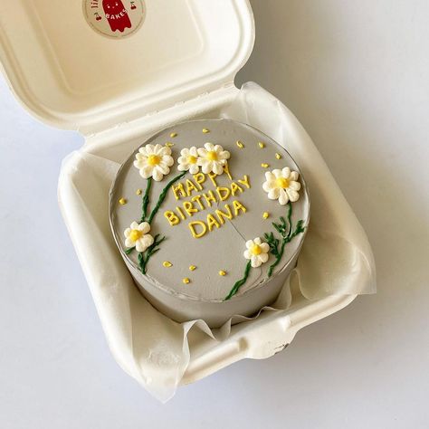 Little Casper on Instagram: “Daisies _____ #minicakes #blue #cake #cakedecorating #dessert #lunchboxcake #korean #koreancake #aesthetic #explore #explorepage #cute…” Happy Birthday Dana, Bento Cakes, Korean Cake, Birthday Captions Instagram, Funny Birthday Cakes, Bento Cake, Blue Cakes, Birthday Captions, Mini Cake