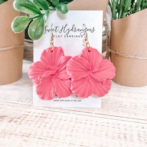 Hibiscus Clay Earrings, Tropical Polymer Clay Earrings, Kawaii Charms, Polymer Clay Embroidery, Polymer Clay Gifts, Polymer Clay Flower Jewelry, Diy Earrings Polymer Clay, Polymer Clay Jewelry Tutorials, Handmade Clay Jewelry