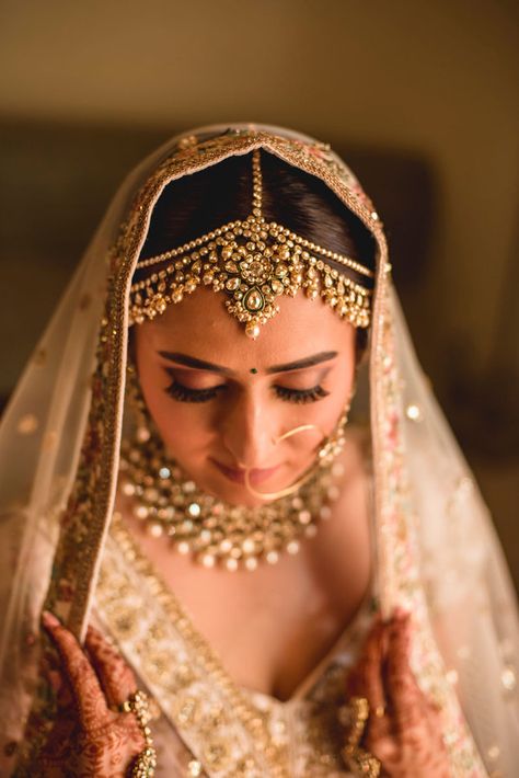 Ivory Lehenga, South Indian Bridal Jewellery, Matha Patti, Rani Haar, Indian Bridal Photos, Indian Bridal Jewellery, Bridal Poses, Bridal Fashion Jewelry, Asian Bride