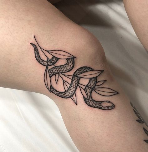 Over The Knee Tattoo, Knee Tattoo Ideas, The Knee Tattoo, Knee Tattoos, Romantic Tattoo, Finger Tattoo For Women, Snake Tattoo Design, Latest Tattoos, Leg Tattoos Women