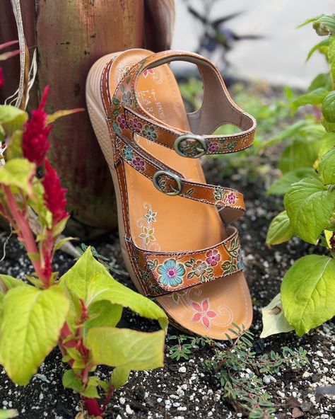 The Anneka Sandal from L'Artiste is ideal for a casual day out or a lively backyard BBQ night. This sandal reinvents athleisure with its stylish and comfortable design. Step out in these incredibly lightweight, hand-painted leather sandals and experience a new level of fashion and ease. Shop in store or online @ RodererShoeCenter.com 🛍️ Bbq Night, Hand Painted Leather, Comfortable Design, Backyard Bbq, Stepping Out, Leather Sandals, Athleisure, In Store, Hand Painted