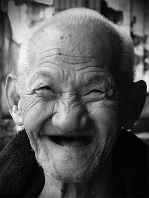 Smiling with no teeth. | 22 Things Your Grandparents Do Better Than You 얼굴 드로잉, Old Faces, Old Woman, Smiles And Laughs, Old Age, People Of The World, Just Smile, Interesting Faces, Happy Face