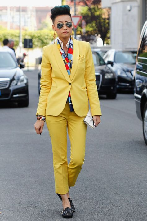 Esther Quek. bright orange suit with bold patterned shirt, black flats. #flatlay #flatlays #flatlayapp www.theflatlay.com Esther Quek, Yellow Suit, Power Suit, Androgynous Fashion, Looks Chic, Tomboy Fashion, Fashion Week Street Style, Fashion Mode, Casual Street Style