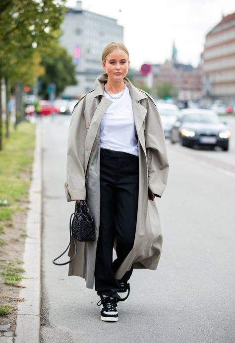 Fall Outfit Idea: Trench Coat + Trousers + Sneakers Scandinavian Street Style 2023, Styling Jackets, Copenhagen Fashion Week Street Style, Walking Down The Street, Copenhagen Fashion, Grunge Vibes, Scandinavian Fashion, Copenhagen Style, Copenhagen Fashion Week