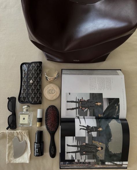 What Is In My Bag Aesthetic, Birkin Mom, Everyday Bag Essentials, What's In My Purse, Travel Bag Essentials, Inside My Bag, Magazine Vogue, Purse Essentials, Handbag Essentials