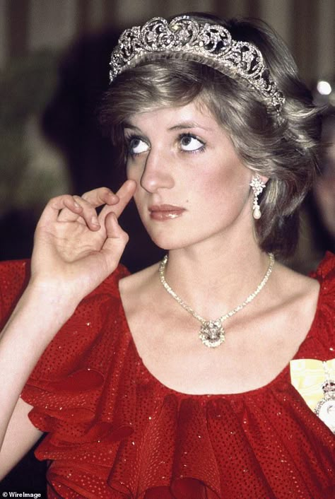 Spain Romantic, Diana Tiara, Red Dress Design, Spencer Family, Princess Diana Photos, Princess Diana Pictures, Diana Princess Of Wales, Kate And Meghan, Princess Leonor