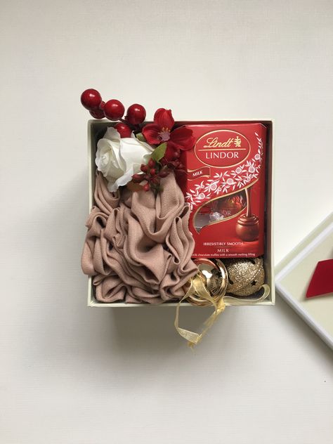 Hijab Hamper Gifts, Red Hamper Gift Ideas, Quran Hamper, Quran Gift Hamper, Islamic Gift Box Ideas, Creative Wedding Gifts, Creative Gift Wraps, Bff Birthday, Bff Birthday Gift