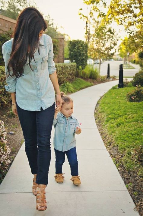 the honey bee Mommy Daughter Outfits, Baby Mode, Mother Daughter Outfits, Matching Mom, Foto Tips, Mommy Daughter, Mommy And Me Outfits, Mom Daughter, Matches Fashion