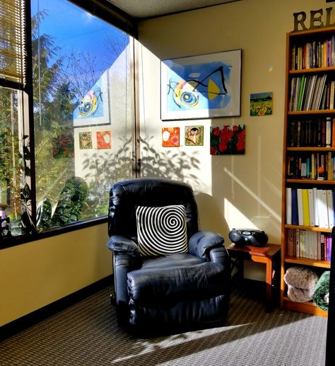 Mindworks Hypnosis Clinic Bellevue - New Office Photos | The Hypnotizer - Connie Brannan, CHt's Hypnosis Blog Hypnotherapy Room, Hypnotherapy Office, Hypnotherapy, Private Office, A Classroom, Office Space, Gallery Wall, Home Decor