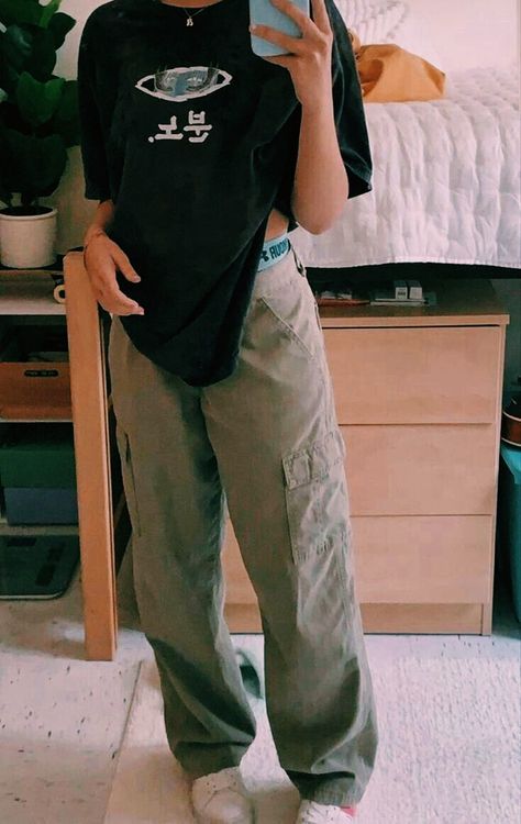 Stile Ragazza Skater, Oversized Tee Outfit, Skater Girl Outfits, Tomboy Style Outfits, Looks Street Style, Aesthetic Style, Streetwear Fashion Women, Indie Outfits, Mode Inspo