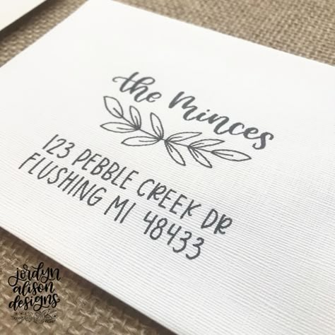 Creative Addressing Envelopes, Envelope Addressing Creative Hand Lettering, Card Addressing Hand Lettering, Creative Envelope Design Ideas, Design For Envelope, Christmas Envelope Addressing, Hand Lettered Envelopes, Hand Lettering Envelopes, Calligraphy Envelope Addressing