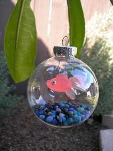 Make a fish bowl ornament with small aquarium rocks, fishing line, and a rubber fish (found at a pet store). CUTE! Clear Ornament Balls, Diy Christmas Ornaments Easy, Clear Ornaments, Easy Christmas Diy, Christmas Ornaments Homemade, Christmas Ornament Crafts, Noel Christmas, Homemade Christmas, Xmas Crafts