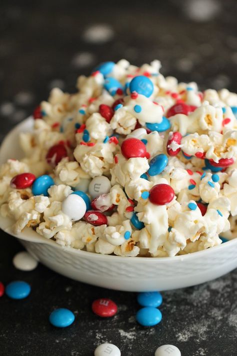 Patriotic Popcorn, Popcorn Recipes Easy, Perfect Popcorn, Sweet Popcorn, Six Sisters Stuff, Patriotic Desserts, Popcorn Recipe, Blue Desserts, Salty Treats