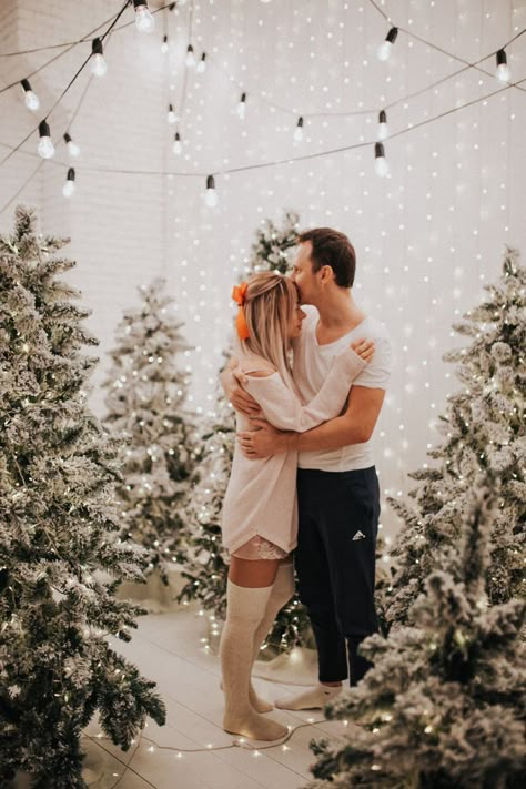 Christmas Photography Ideas, Photography Ideas For Couples, Photoshoot Ideas Poses, Christmas Card Photo Ideas, Christmas Mini Shoot, Christmas Photography Family, Christmas Editorial, Black Color Hairstyles, Christmas Couple Photos