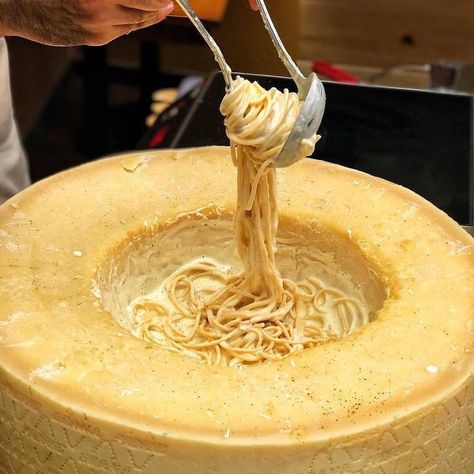 Cheese Wheel Pasta, Cheese Wheel, Aperol Spritz, Pretty Food, I Love Food, Aesthetic Food, Good Eats, Italian Recipes, Love Food