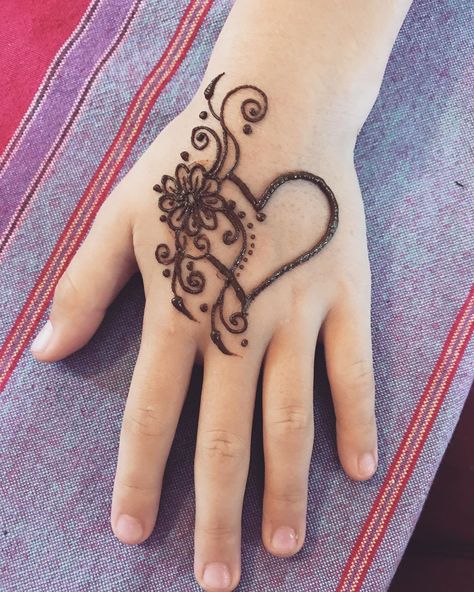 Henna By Jorietha on Instagram: “Because, who doesn’t like hearts? . . #hennabyjorietha #henna #hennahands #hennahand #hennastrip #hennadesign #hennapretoria…” Henna Designs For Wrist, Henna For Kids Easy, Henna Heart Designs, Heart Henna Designs, Henna Kids, Mahadi Design, Mehndi Inspiration, Heart Henna, Hanna Tattoo