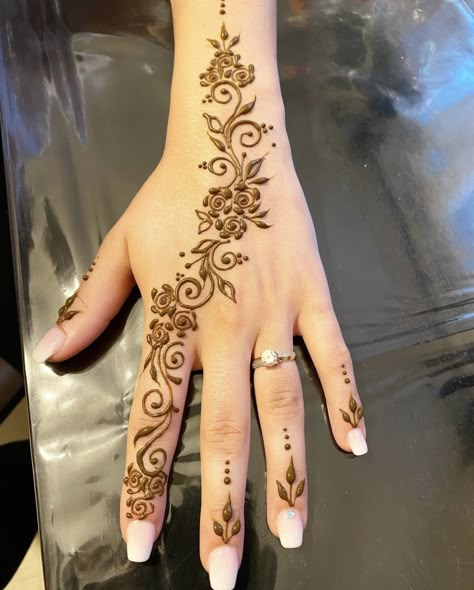 Finger Henna Simple, Elegant Henna Designs Simple, Henna Main Simple, Henna Palm Designs, Finger Henna Designs Simple, Henna Feet Designs, Simple Henna Art, Mehndi Inspiration, Mehndi For Beginners