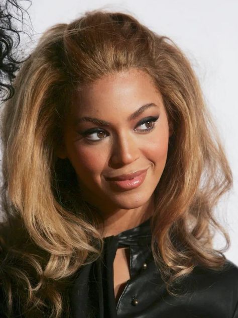 This is Beyonce doing a cartwheel in a bikini Pouf Hairstyle, 2000s Hair Trends, Pouf Hair, Hair Poof, 2000s Hair, Bump Hairstyles, Beyonce Hair, Teased Hair, Hair Knot