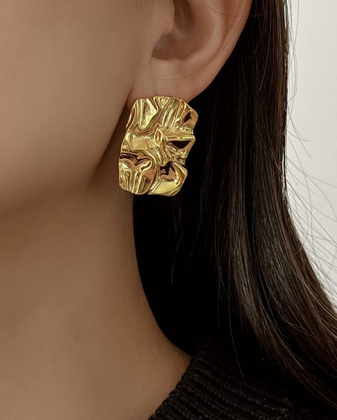 Gold Earrings Statement, Statement Earrings Outfit, Styling Videos, Jewellery Photo, Jewellery Photography Inspiration, Earrings Outfit, Jewelry Photography Styling, Fancy Earrings, Photography Styling