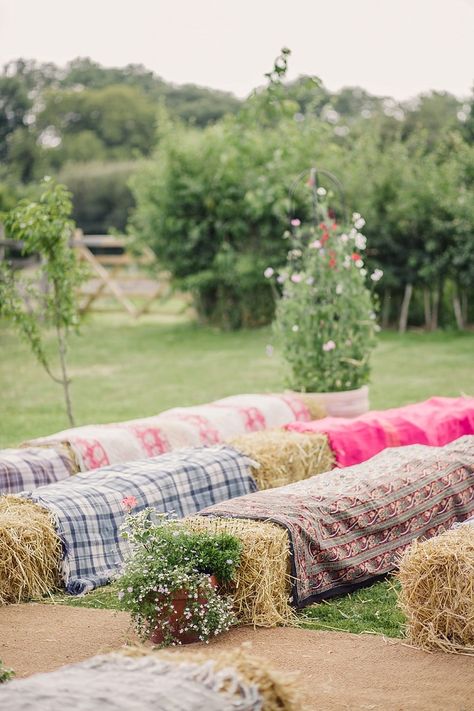 Unique wedding reception ideas on a budget - Hay bales as seating for the outdoor wedding ceremony, unique wedding ideas,cool wedding ideas and keep within Hay Bale Decorations, Morning Suit, Picked Flowers, Unique Wedding Receptions, Boda Diy, Lola Rose, Alfred Sung, Hay Bales, Country Garden