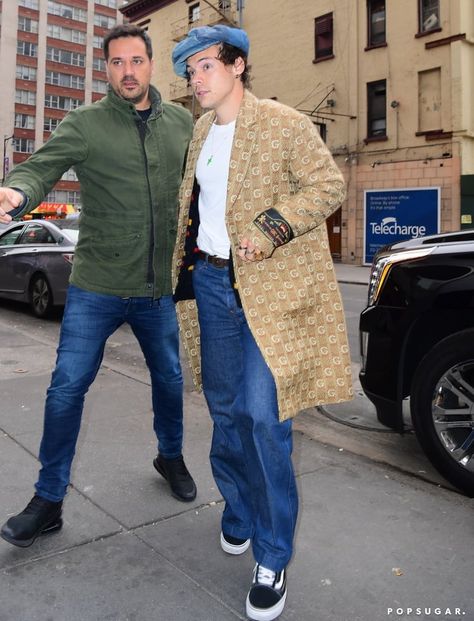 Harry Styles Wears a $4K Gucci Coat and Vans Sneakers in NYC Harry Styles Vans, White Vans Outfit, Harry Styles Fits, Harry Styles London, Harry Styles Clothes, Bae Style, Harry Outfits, Harry Styles Outfit, Gucci Coat