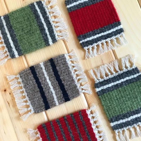 Weaving Coasters, Weaving Carpet, Diy Weaving Projects, Mini Carpet, Tapestry Loom Weaving, Woven Coasters, Art Yarn Weaving, Humans And Nature, Wool Coasters