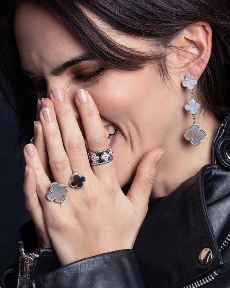 Vancleef Rings, Louise Vuitton, Van Cleef And Arpels Jewelry, Glam Jewelry, Clover Jewelry, Van Cleef And Arpels, Classy Jewelry, Jewelry Model, Van Cleef Arpels