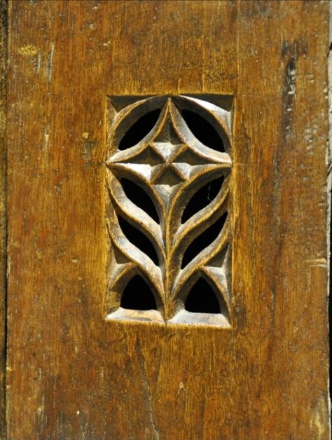 Gothic Tracery, Box Decorations, Medieval Design, Medieval Furniture, Chip Carving, Carving Patterns, Wood Carvings, Whittling, Wooden Crafts