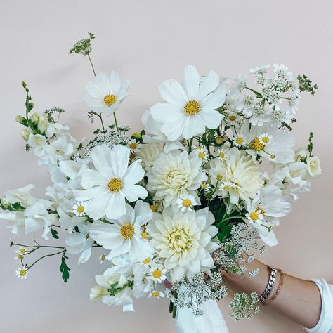 Daisy Wedding, Daisy Bouquet, Bridal Bouquet Flowers, White Bridal Bouquet, White Wedding Bouquets, Wildflower Bouquet, Wedding Flower Inspiration, Sun Valley, Wildflower Wedding