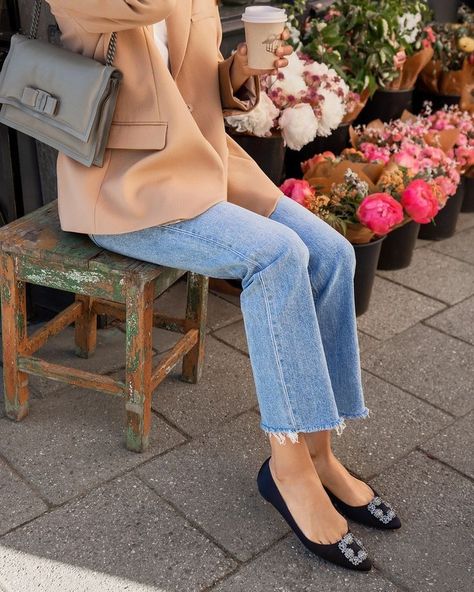 Manolo Blahnik Outfit Street Style, Flat Pumps Outfit, Hangisi Flats Outfit, Manolo Blahnik Hangisi Outfit, Manolo Flats, Manolo Blahnik Outfit, Elegant Flat Shoes, Manolo Blahnik Hangisi Flats, Hangisi Flats