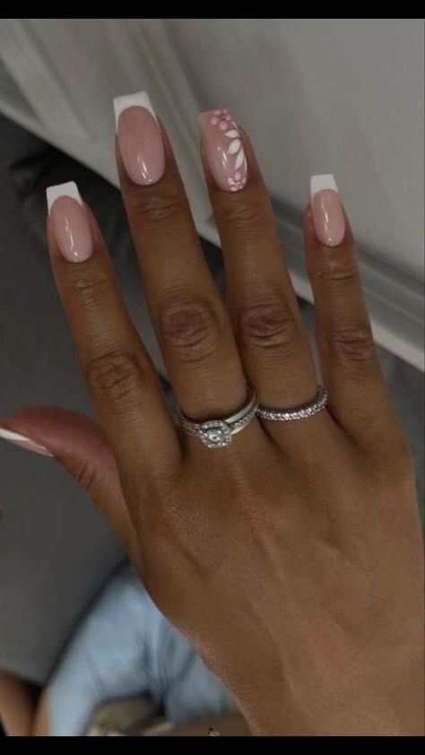 Holiday Nails Inspo Summer, Spain Acrylic Nails, Simple Flower Nail Designs Ring Finger, Basic Summer Nails Square, Nail Inspo Trendy Spring, Holiday Nails Summer White, Spring Nails 2025 Square, Biab Summer Nails Ideas, French Tip Nails Square With Design