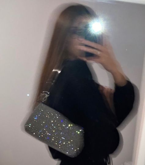 Sparkly Bag Outfit, Sparkly Bag, Ootd Instagram, Bag Outfit, Black Outfits, Instagram Pose, Baguette Bag, Instagram Inspo, Louis Vuitton Speedy Bag