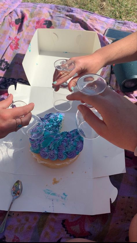 Picnic colourful cake wine glasses Picnic Glasses, Cake And Wine, Wine Glass Cake, Cake Picnic, Picnic At The Beach, Picnic Wine, Picnic Cake, Cake Pretty, Wine Cake