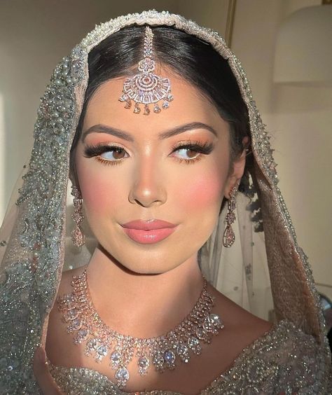 Makeup Look For Wedding Guest Indian, Walima Jewelry Pakistani Bridal, Nikkah Jewellery Ideas, Pakistani Makeup Looks Natural, Walima Look Bridal, Mehendi Makeup Looks, Nikkah Makeup Looks, Bride Soft Glam, Soft Pink Bridal Makeup