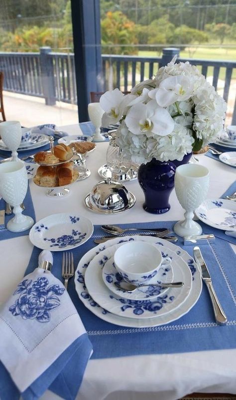 Blue And White Table Setting, White Table Setting, Blue Table Settings, Crockery Design, Summer Table Settings, Summer Deco, Table Setting Inspiration, Blue White Decor, Table Setting Decor