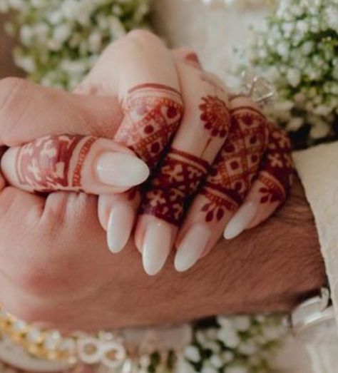 Wedding Nails With Mehndi, Nails For Nikkah, Nail Inspo For Engagement, Nails For Engagement Indian, Celebrity Wedding Nails, Wedding Nails Design Indian, Engagement Nails Indian, Indian Wedding Nails Design, Engagement Nails Ideas Indian