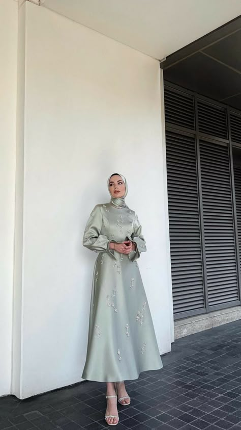 [AffiliateLink] 23 Most Pinned Muslim Fashion Dress Gowns Guides To Copy This Summer #muslimfashiondressgowns Simple Hijab Dress For Graduation Party, Graduation Modest Outfit, Hijab Fashion Party, Hijabi Party Outfit, Hijabi Graduation Dress, Muslim Graduation Outfit, Hijab Dress Style, Hijabi Graduation Outfits, Muslim Fashion Dress Gowns