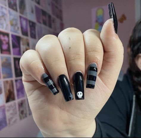 Emo Nails Acrylic Coffin Long, Nail Inspo Y2k Simple, Simple Edgy Nails Square, Nail Ideas Y2k Medium, Gir Nails Invader Zim, Short Nail Designs Grunge, Simple Dark Nail Designs, Nail Designs Emo, Nail Inspo Emo