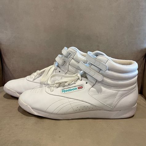 Reebok Freestyle Hi - White Classic - 80s Reebok Freestyle Hi, Stone Washed Jeans, 80s Shoes, Reebok Freestyle, Hit The Floor, Cute Sneakers, Reebok Shoes, Reebok Classic, Strap Shoes