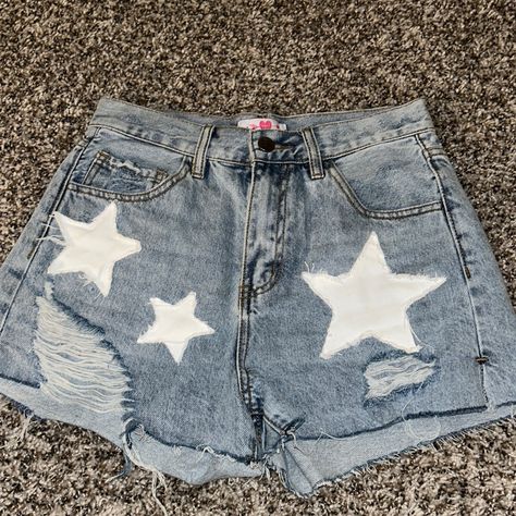 Blue Jean Shorts, Never Worn. Would Be Super Cute For 4th Of July! Hoco Painted Shorts, 4th Of July Painted Shorts, 4th Of July Jean Shorts, Star Jean Shorts, 4th Of July Outfits For Women, Fuge Camp, Diy Patchwork Jeans, Hoco Jeans, Diy Jean Shorts