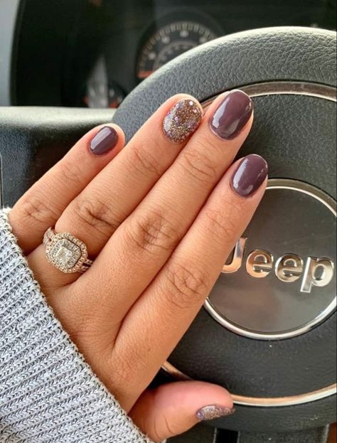 Fall colors Dipped Nails Ideas Powder Fall 2022, Dip Manicure Short Nails Fall, Call Gel Nail Ideas, Fall Nail Sns Colors, Simple Fall Nails Dip Powder, October Powder Dip Nails, Dark Nails With Accent Nail, September Nails Dip Powder, Short Round Nail Ideas Winter