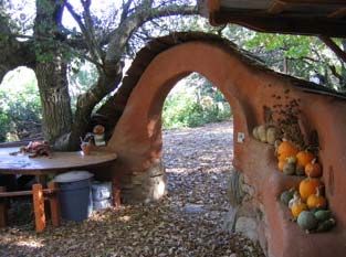 Homestead Essentials, Cob Wall, Walls Architecture, Earthship Design, Cob Building, Earth Bag Homes, Straw Bale House, Eco Buildings, Earthship Home